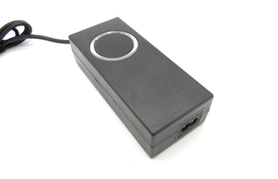 CER bescheinigt Wechselstrom 90W DC-zum Universallaptop-Stromadapter über gegenwärtigem Schutz