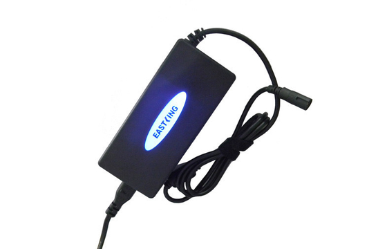 Großbritannien-/US-90W Universallaptop-Stromadapter automatisches 5V 2.1A USB mit LED
